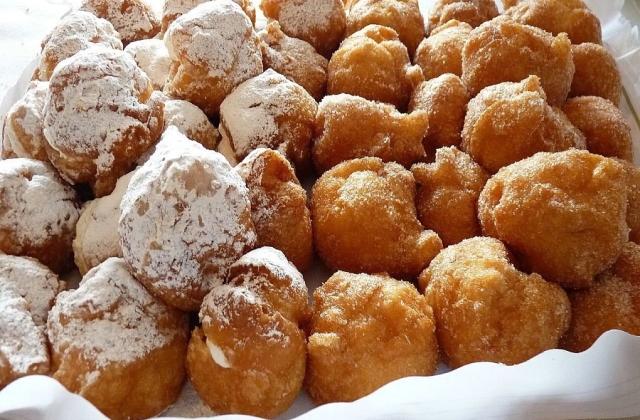 Yum, yum! Buñuelos are where it’s at for the holidays. 