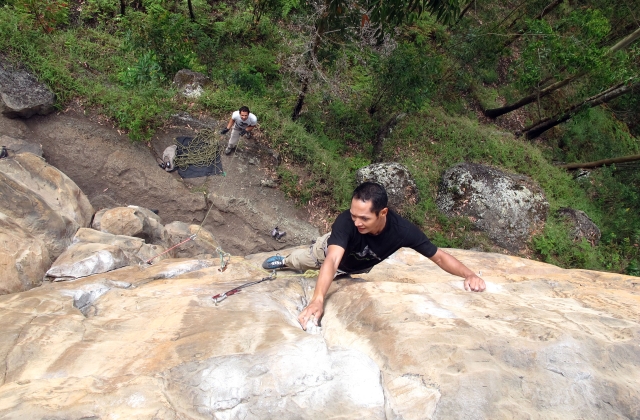 Escalando en roca en Machetá