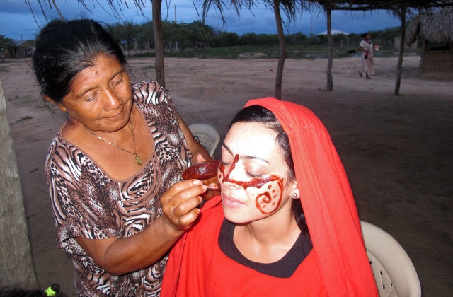 Un visitante recibiendo un cambio de imagen tradicional Wayuú