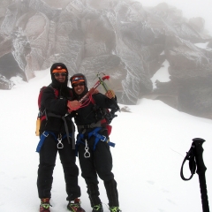 Celebrando en la cima de la ruta del Nevado de Santa Isabel