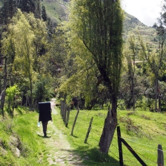 Caminando con una colchoneta de búlder en Sutatausa