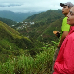 Apreciando la vista de las montañas de Tinglayan