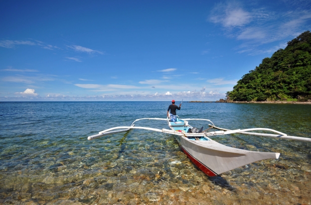 Pequeño bote outrigger para visitar las diferentes playas