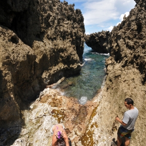 Trepando rocas a la orilla del mar