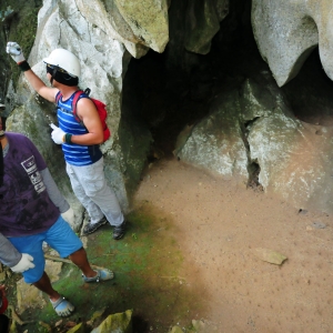 En la entrada de las "Cien Cuevas" en Tagabinet