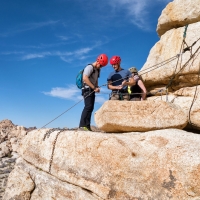 Conquista Técnica de Picos en Joshua Tree:
Trepar, Escalar y Hacer Rapel